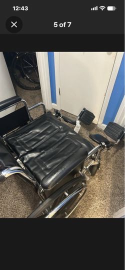 Wheelchair- Drive Medical Sentra EC 22” Seat Bariatric Wheelchair w/ Footrests