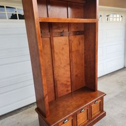 Beautiful Wooden Hall Tree With Bench/ Entryway Storage Organizer And Coat Rack  In Excellent Condition! 