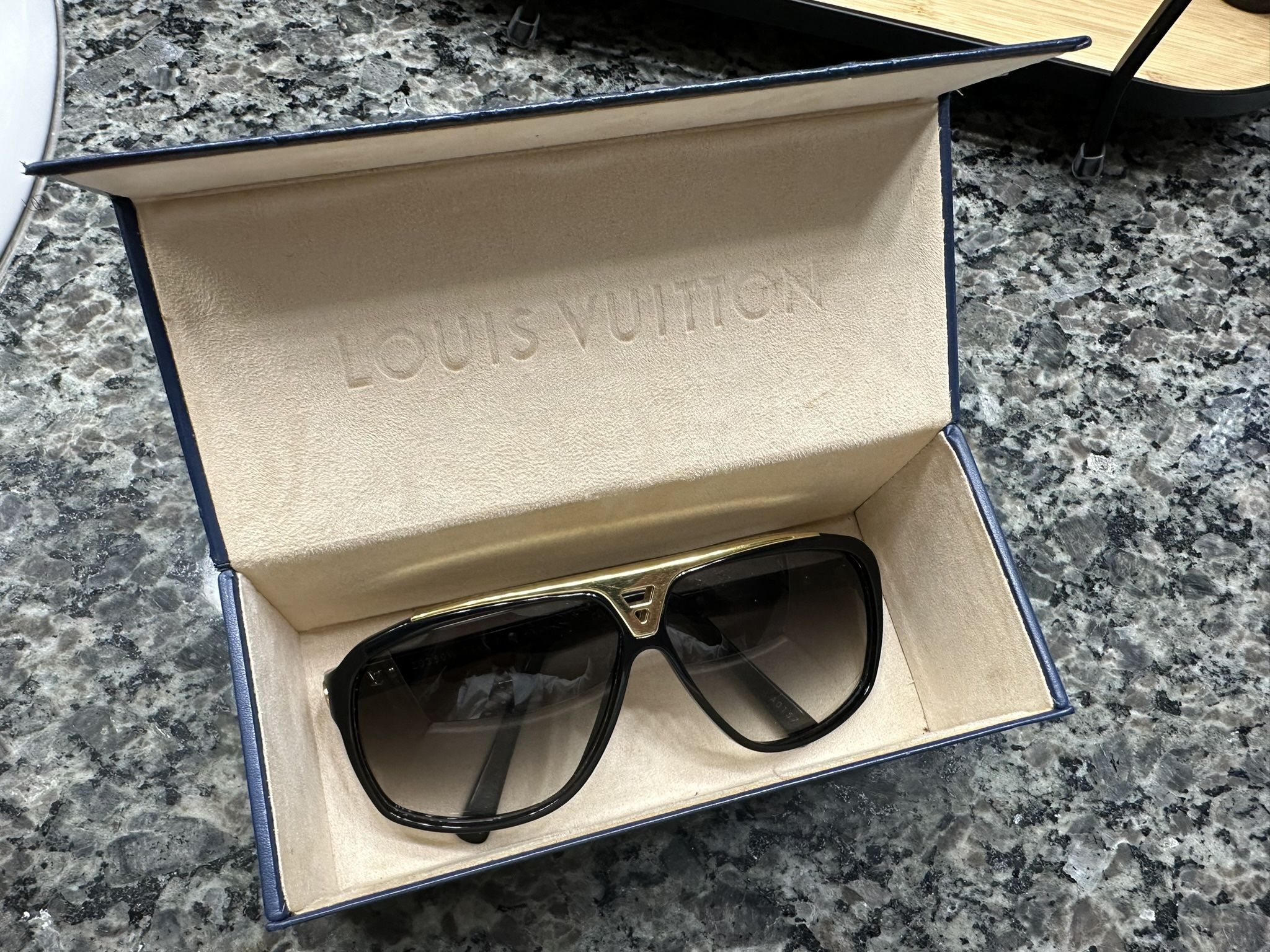 This pair of Louis Vuitton sunglasses carries a bold and classy design meant to effortlessly represent the star in you. The Z0350W Evidence Sunglasses