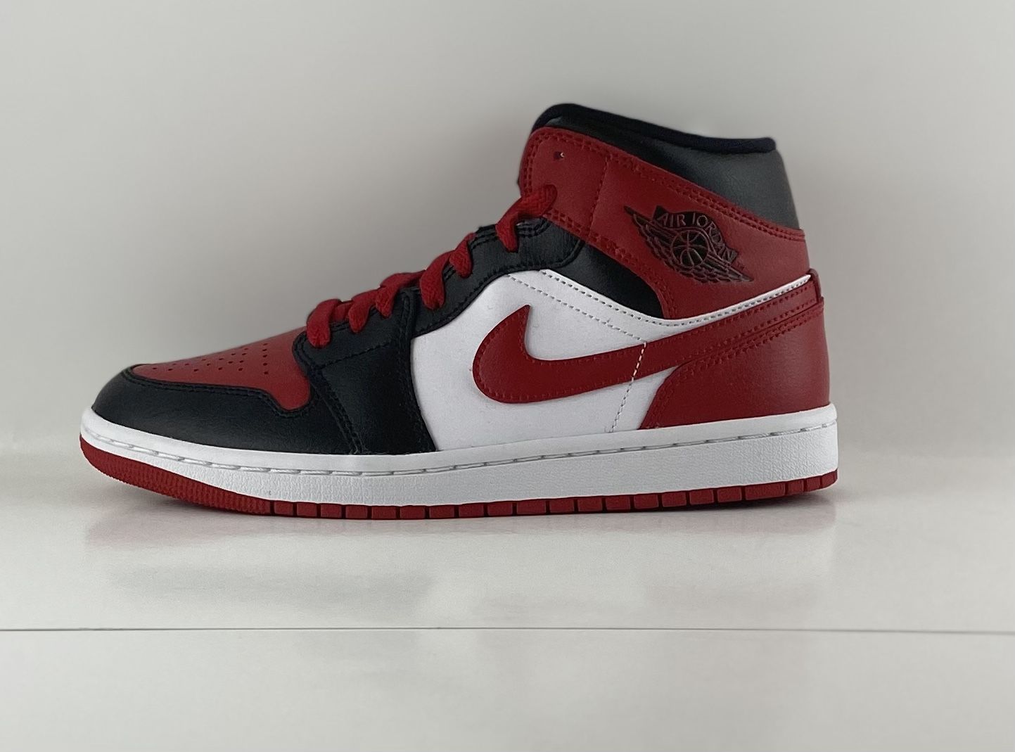 Jordan 1 Mid “Bred”