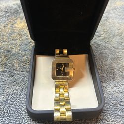 💎 Vintage Gucci Women’s Swiss Quartz Watch – Two-Tone Gold & Silver G-Frame Design – Untested