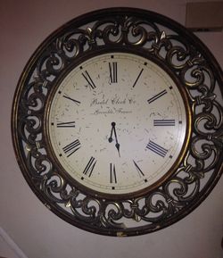Reloj decoratibo tiene detalles barato
