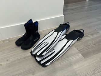 Women’s Dive Boots and Fins (Size 6)