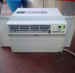 Air Conditioner Blows Ice Cold Air 8,000 BTU 19 1/2" D X 19 1/2" D X 12" T  Excellent Condition