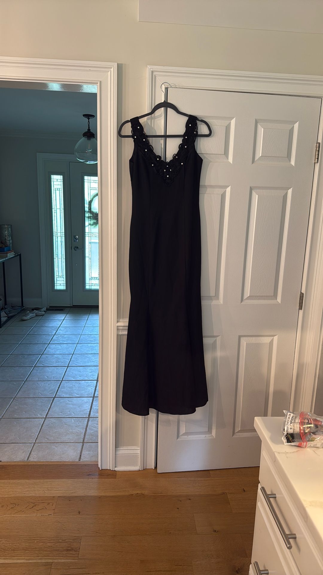 Chic black mermaid style sleeveless evening dress 2