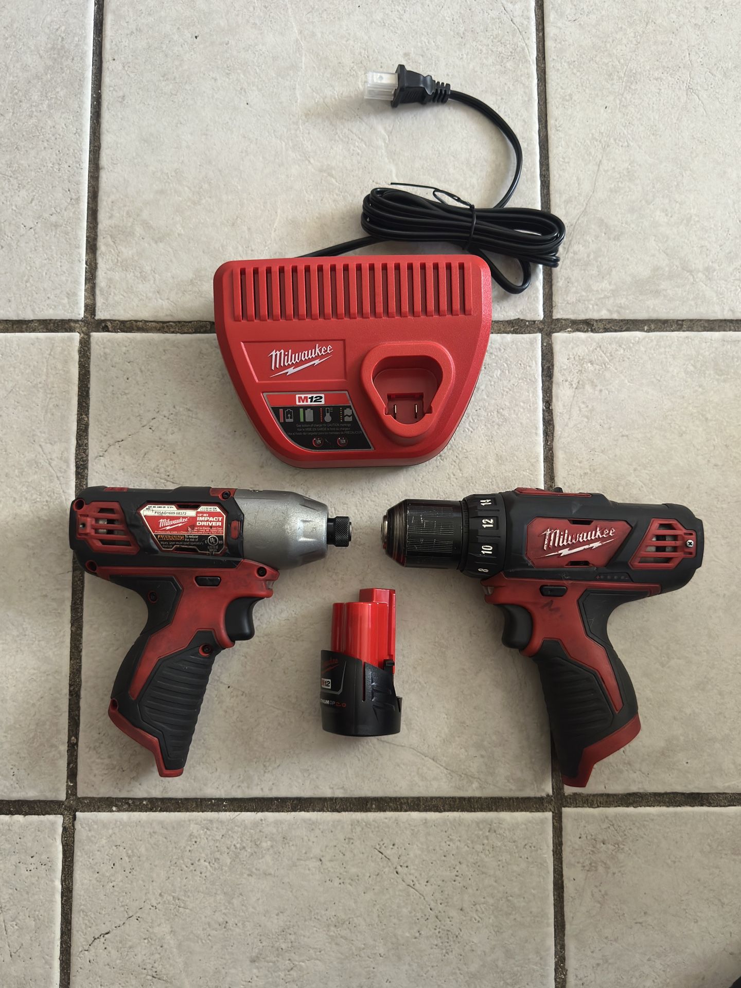 Milwaukee M12 1/4 Driver And Drill