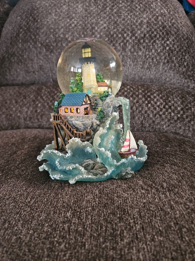 MUSICAL LIGHT TOWER GLASS GLITTERING BALL PLATS "BLUE DANUVE" BATTERY OPERATED IN GREAT WORKING CONDITION $35.00 VINTAGE FROM THE 60'S