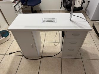Nail table in good condition