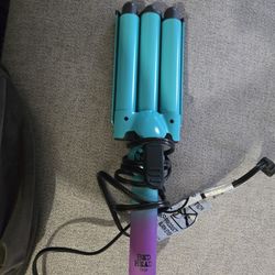 Bed Head 3 Barrel Curling Iron. 