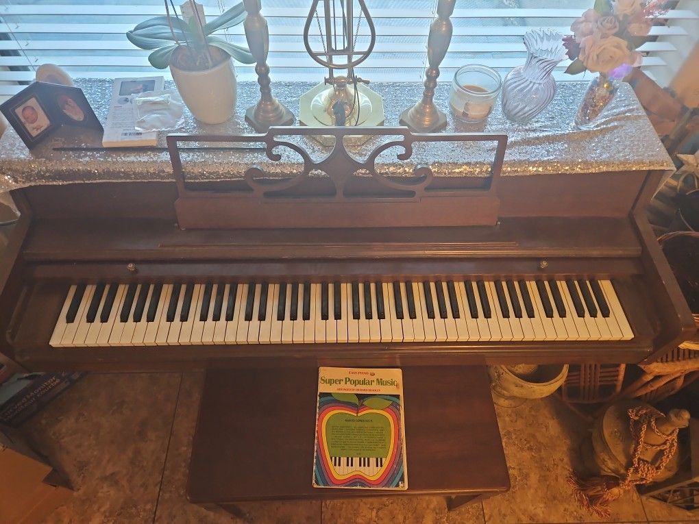 Wurlitzer Upright Spinet Piano, Model 2116