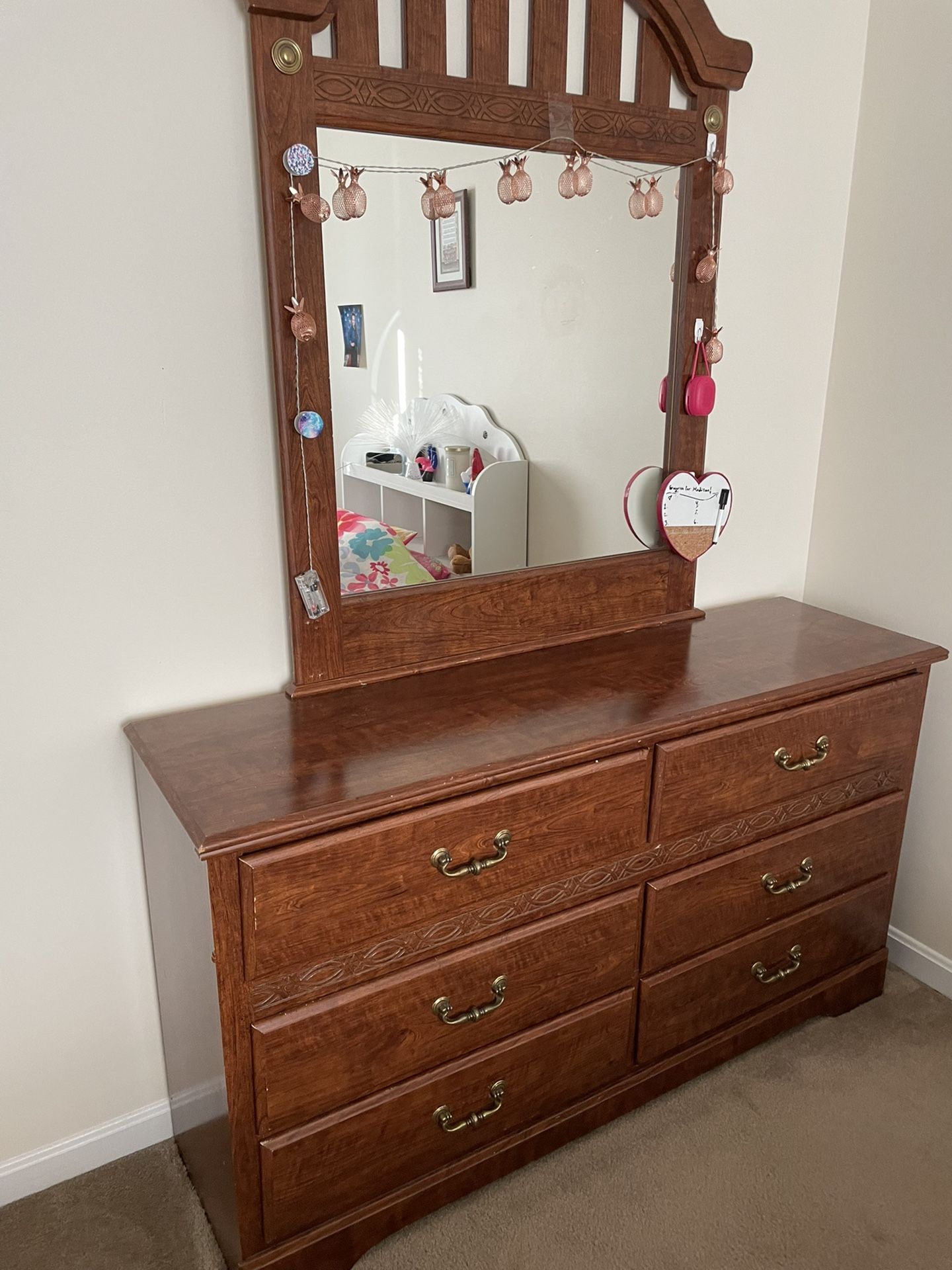 6 Drawer Vanity dresser/ Night Stand