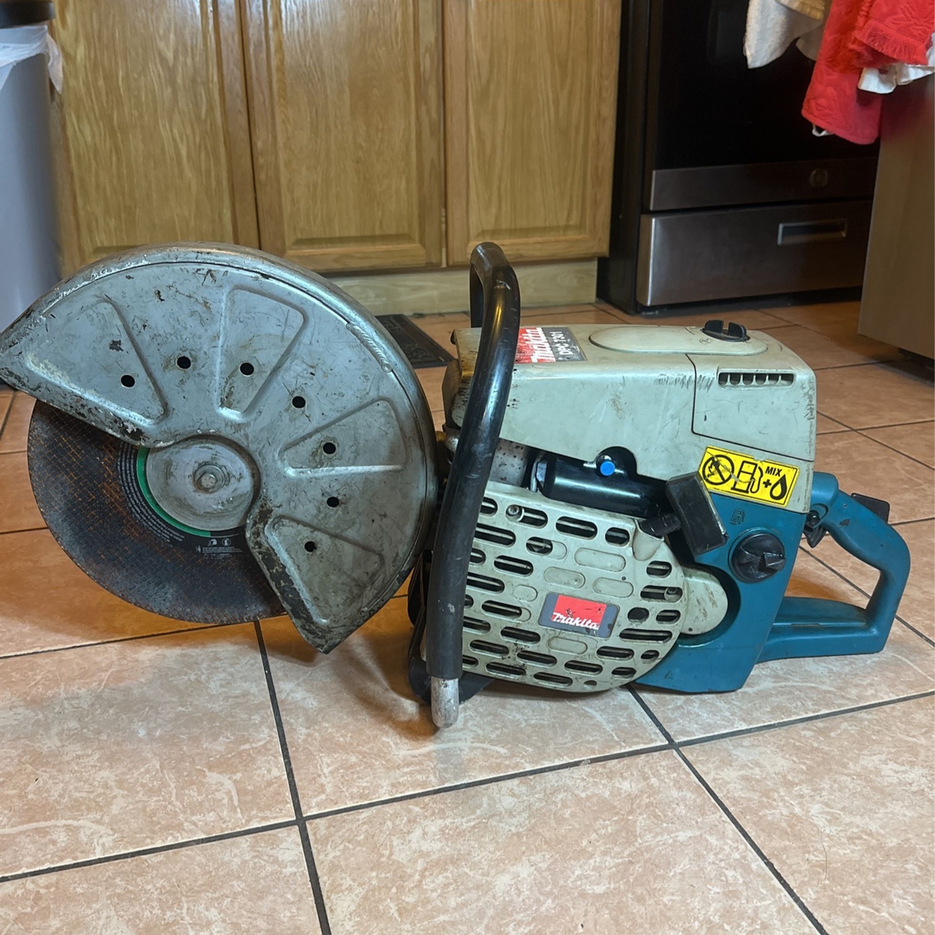 makita DPC 7301 73cc 14” concret demo saw works like new!