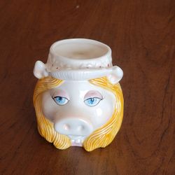 Vintage Jim Henson Muppet Miss Piggy Hand Painted Ceramic Mug Cup by 
Sigma. Pre-owned, very good shape, no chips or cracks.
It is 4"tall, weight 7oz 