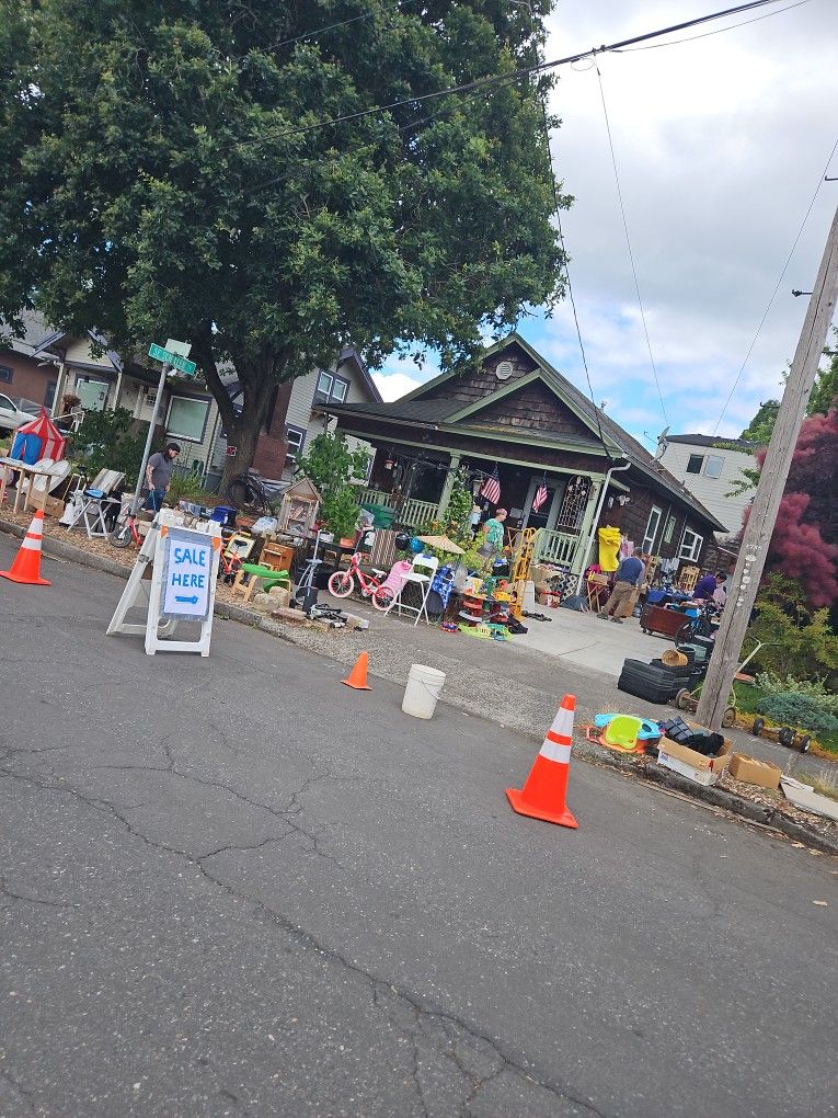 Garage Sale Lost Of Cool Stuff At 90's Prices