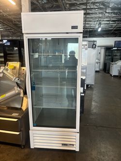 Glass door refrigerator