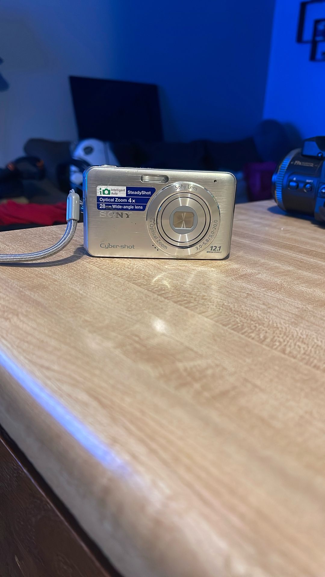 SteadyShot Optical Zoom 4Xx 28 mm angle Lens Sony
