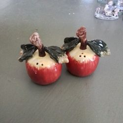 Apple Salt And Pepper Shakers 