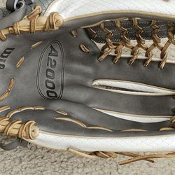 Wilson A2000 Outfield Glove - 12.5"
