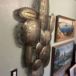 Vintage brass wall hanging in good condition. Google says it’s a Josephine Lace antique brass wall art piece. I think it could be a reproduction but i