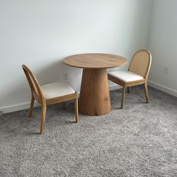 Dining Room Table & Chairs