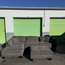 Free Delivery! Grey Sectional And Ottoman 