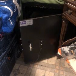 Caja de Seguridad Grande Para  negocios  es  muy Pesada.  no  tengo  la Cajita de  la Combinación Pero se  Ordena  en Amazon