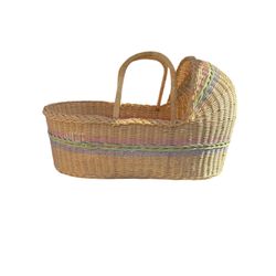 The beautiful unisex bassinet for baby is a stylish and functional piece of nursery furniture. Designed for both baby boys and girls, this bassinet is