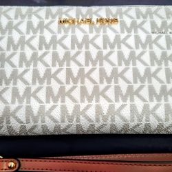 Michael Khors Clutch Wallet