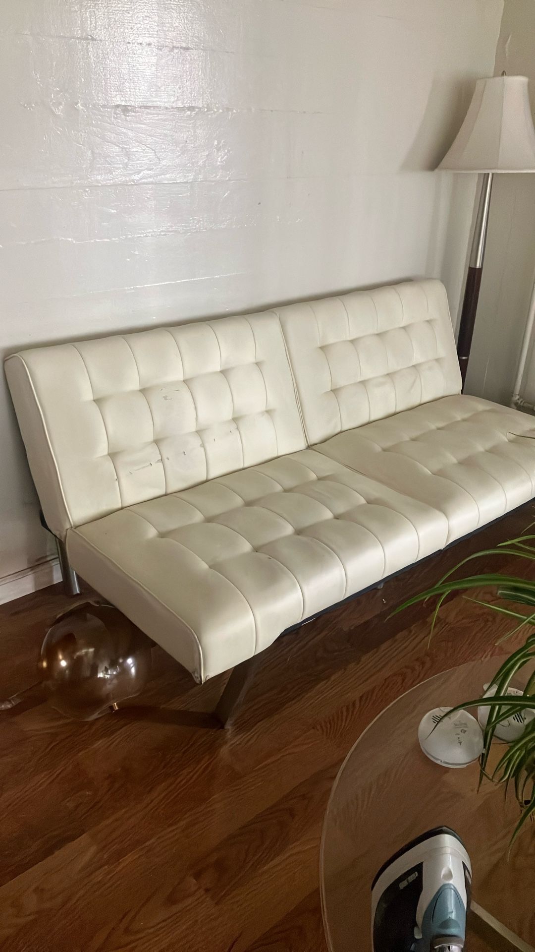 Small couch and accessory to come with it