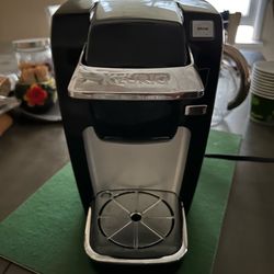 SINGLE KEURIG COFFEE MAKER
