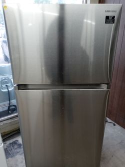 Samsung stainless steel top freezer refrigerator - Free delivery