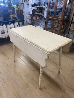 Perfectly Chippy Farmhouse Table