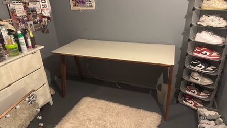 Mid-Century Modern Dining Table – White Top & Wood Legs