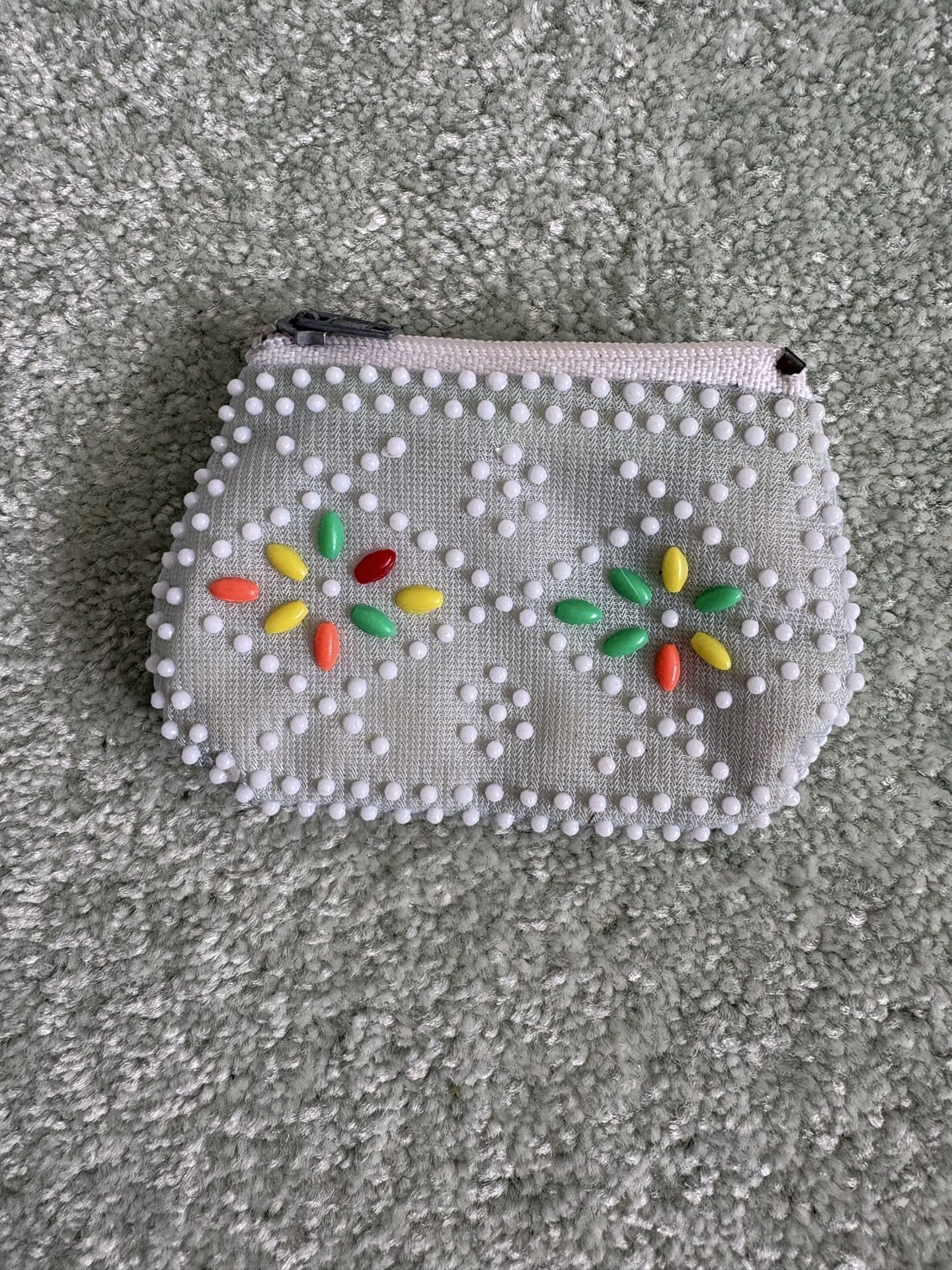Vintage style zippered beaded coin purse light gray with beaded flowers 3.5” x 2.5”