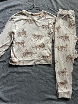 H&M kids tiger sweatsuit size kids 8-9