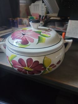 Clay pot with lid
