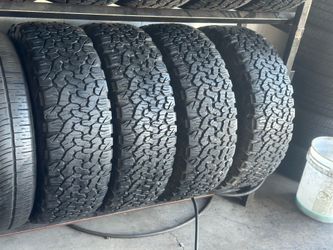 SET OF TIRE 285 70 17 BF GOODRICH 85% LIFE