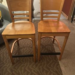 2 bar stools 