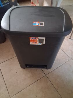 Hefty XL Step-On Trash Can 20.1 Gal