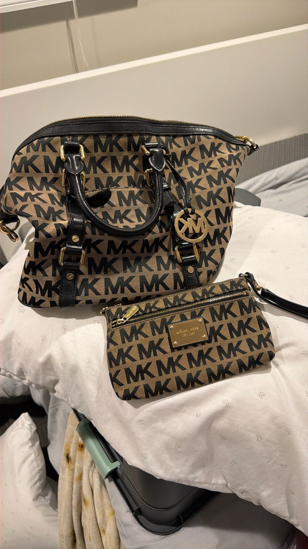 Michael Kors Purse And Wristlet 