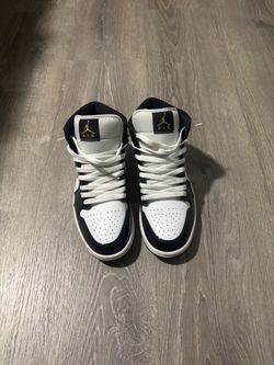 Air Jordan 1 Mid (Black/White) - Size 8