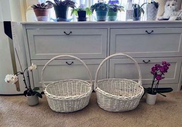 $15 Each Basket: Vintage White Wicker Basket With Fixed Handle 17ʺW × 16ʺD × 7ʺH(18”H: with handle) (Pick up🛒 In Bellevue)*Check out my Other Posts