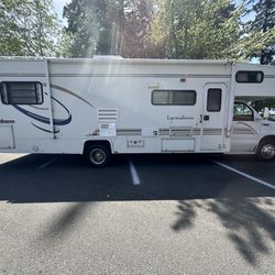 2001 Coachman 31ft Slide Out Rear-bed Low-miles 