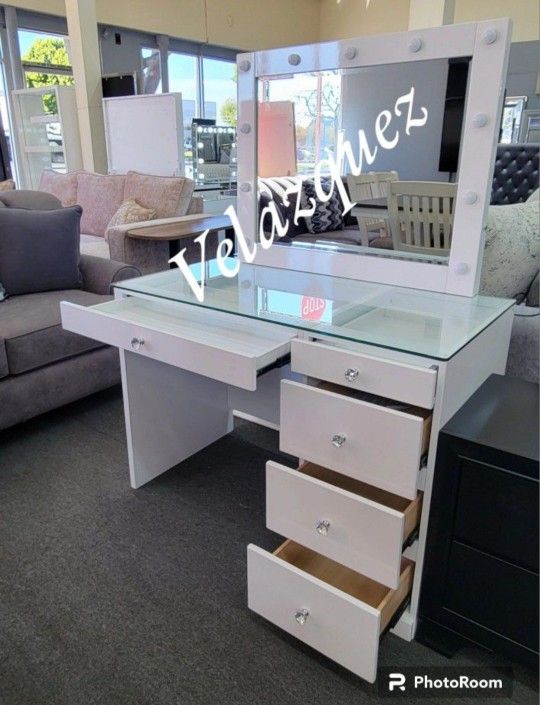 ✅️✅️ White Makeup vanity Set with Lighted Mirror (Stool not included)