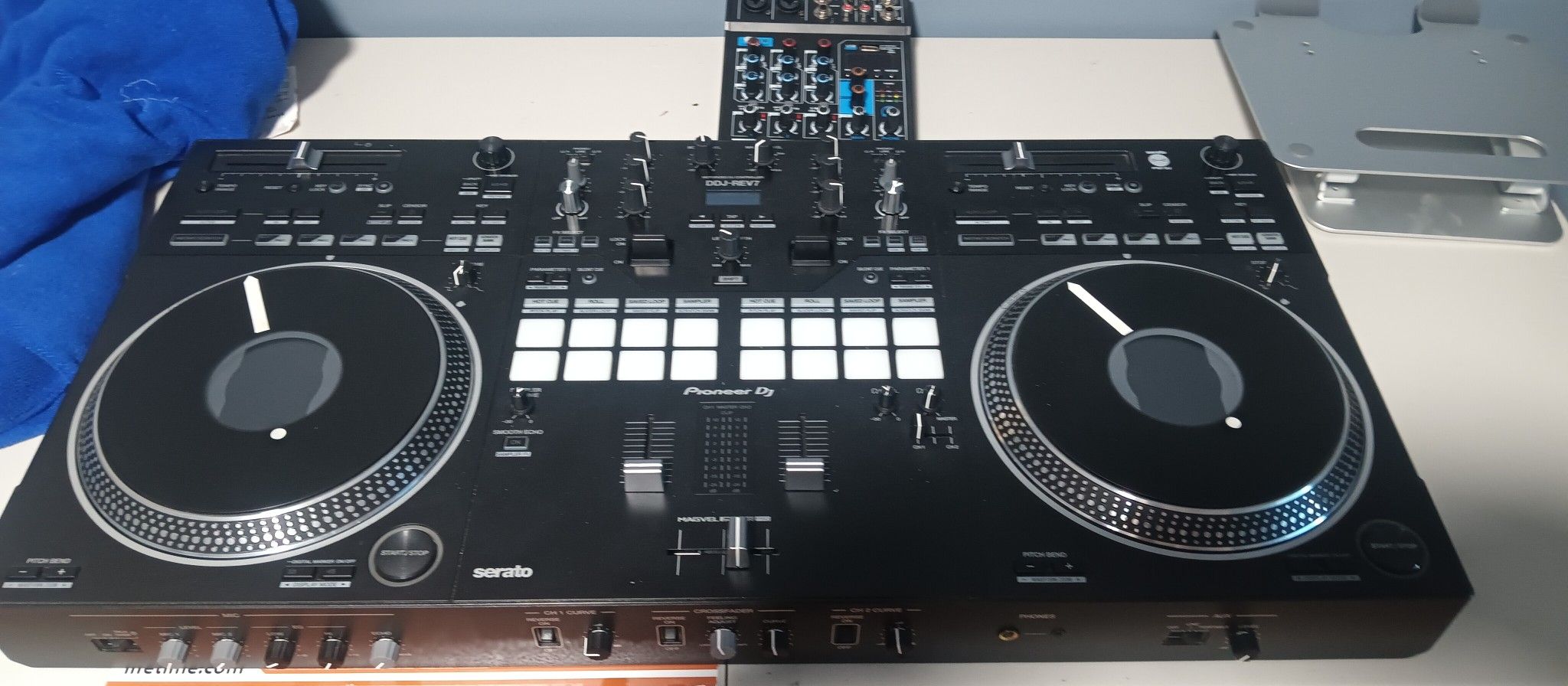 PIONEER REV7 controller for sale, foolproof, never used in events, for personal use only. 1500 negotiable. Phone: (contact info removed)