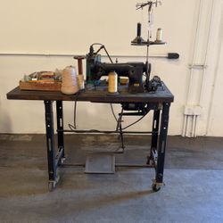 Vintage Singer Sewing Machine (working)