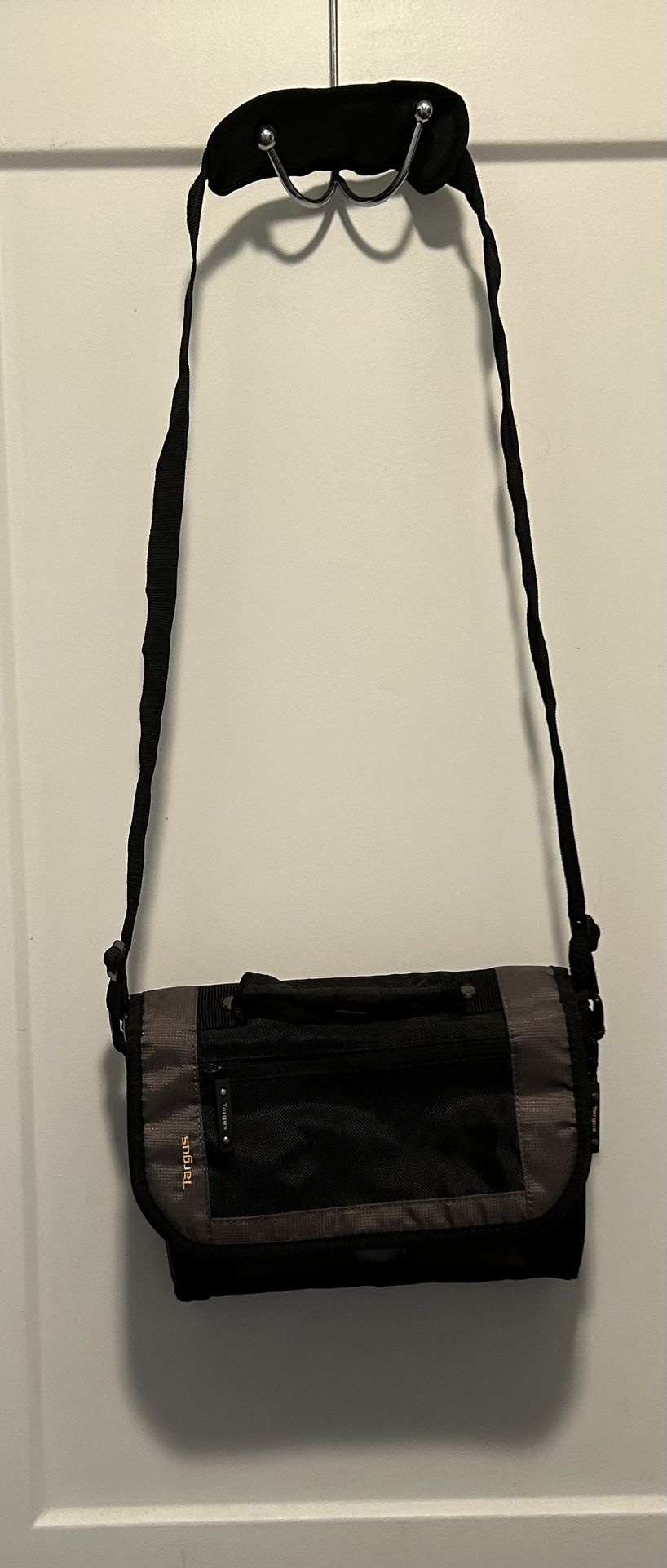 Targus CityGear 11" Tablet iPad Laptop Case ~Nylon Messenger Bag -Black & Grey