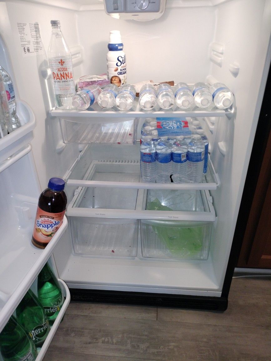 Frigidaire 20.4 Top Freezer Refrigerator