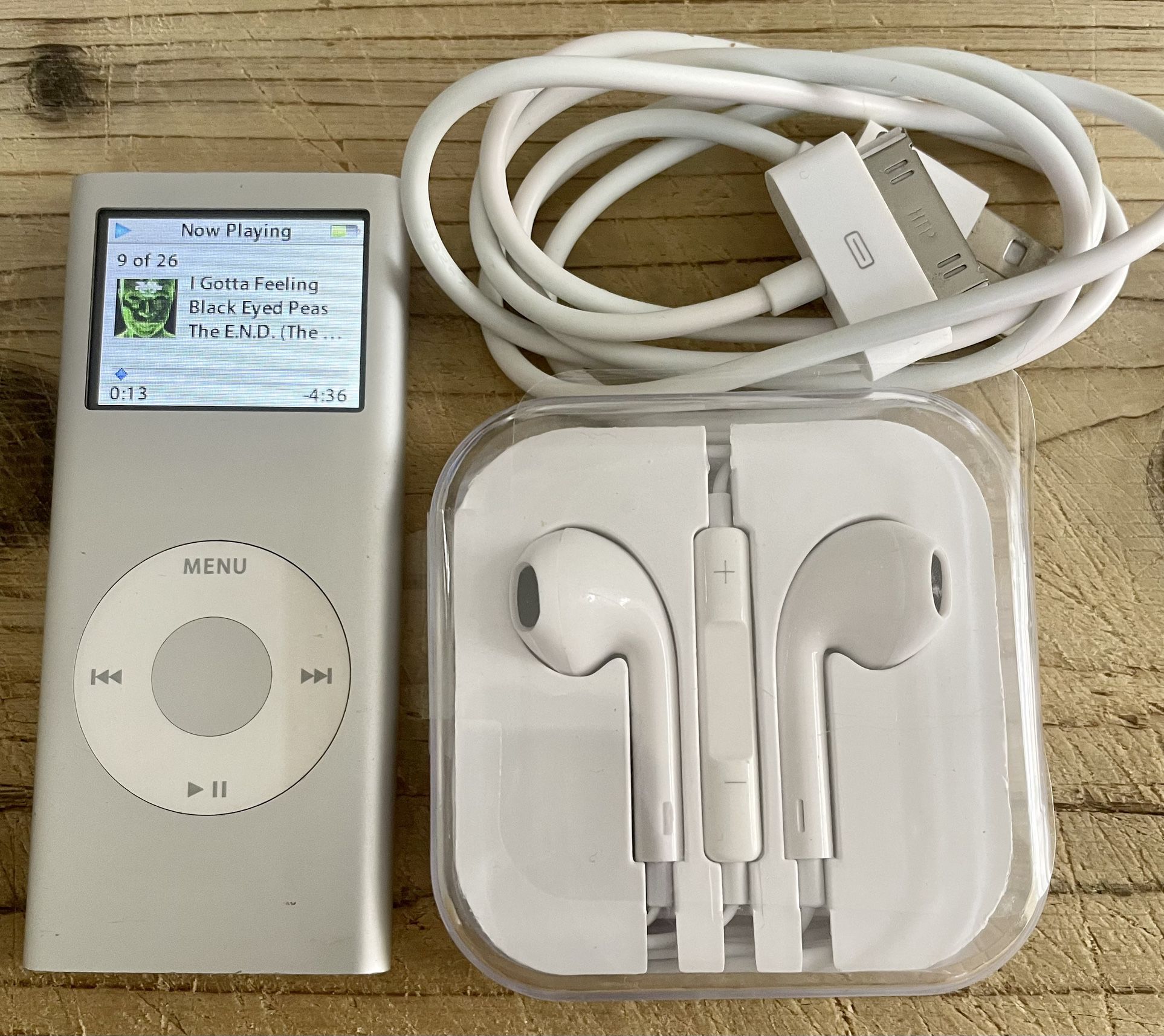 Apple iPod Nano 2nd Generation 2gb 500 Songs Silver