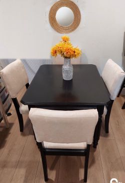 Excellent condition dining table and chairs set
